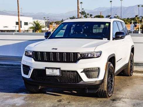 New 2025 Jeep Grand Cherokee Altitude image 4