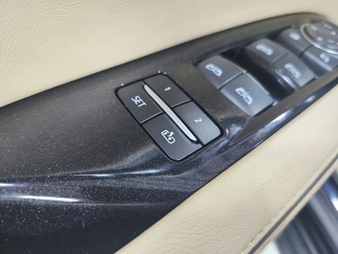 Used 2021 Cadillac Escalade Premium Luxury AWD/4WD image 21