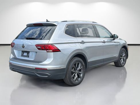 Used 2023 Volkswagen Tiguan SE w/ Panoramic Sunroof Package FWD image 3
