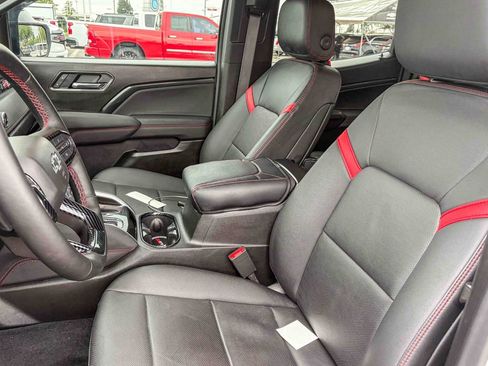 Used 2025 Chevrolet Colorado Z71 w/ Technology Package image 9