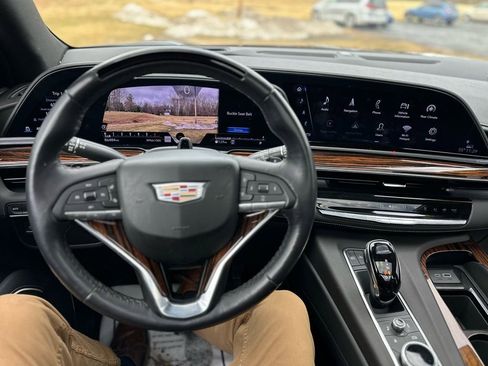 Used 2022 Cadillac Escalade Premium Luxury image 14