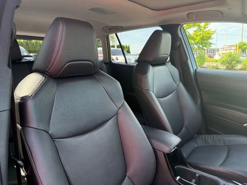 Used 2025 Toyota Corolla Cross XLE w/ Convenience Package AWD/4WD image 21