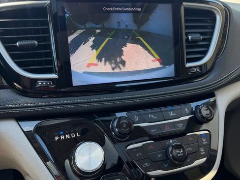 Used 2024 Chrysler Pacifica Limited FWD image 23