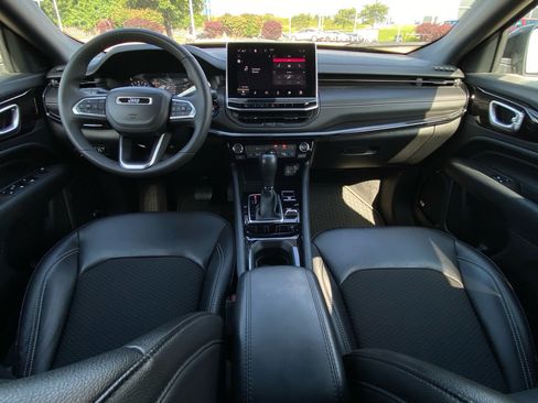 Used 2023 Jeep Compass Latitude w/ Sun and Sound Group AWD/4WD image 17