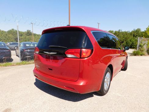 Used 2024 Chrysler Voyager LX FWD image 6
