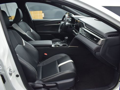 Used 2025 Toyota Camry SE image 10