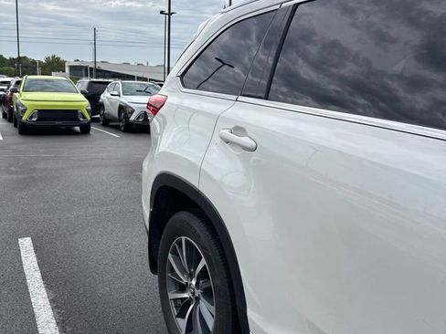 Used 2017 Toyota Highlander XLE FWD image 4