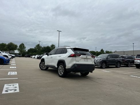 Used 2019 Toyota RAV4 XLE Premium FWD image 2