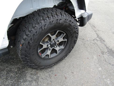 Used 2018 Jeep Wrangler Rubicon w/ Cold Weather Group AWD/4WD image 29