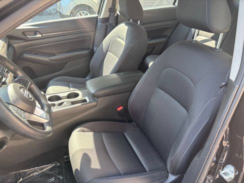 Used 2025 Nissan Altima 2.5 SV FWD image 30