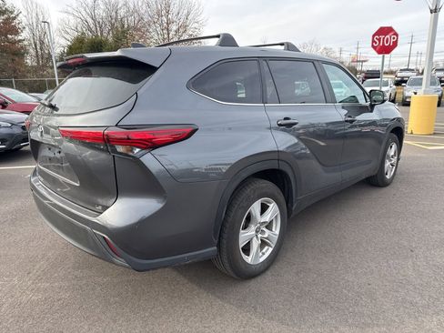 Used 2023 Toyota Highlander LE image 3