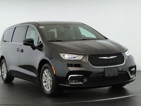 New 2026 Chrysler Pacifica Select image 1