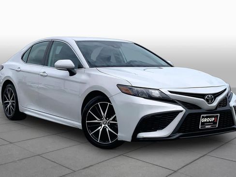 Used 2023 Toyota Camry SE FWD image 3