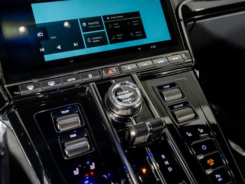 Used 2025 Aston Martin V8 Vantage Coupe image 34