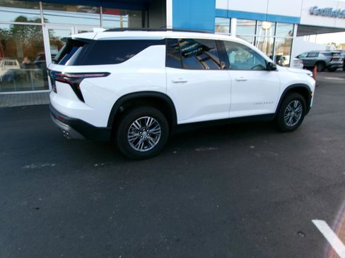 Used 2025 Chevrolet Traverse LT image 3
