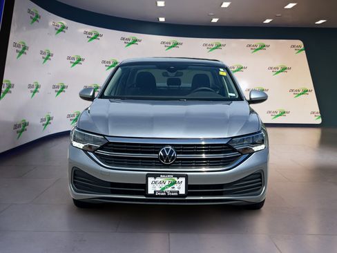 Used 2024 Volkswagen Jetta SE image 2