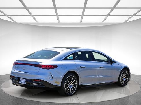 Used 2022 Mercedes-Benz EQS 580 4MATIC Sedan image 3