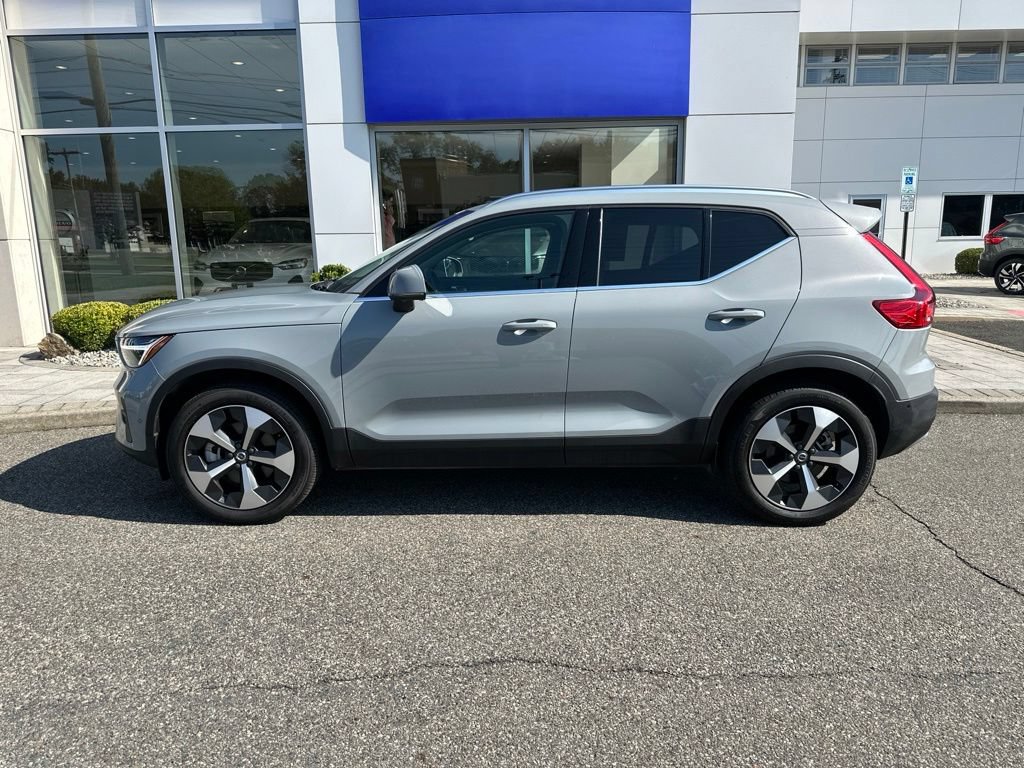 Certified 2025 Volvo XC40 B5 Plus AWD/4WD image 2