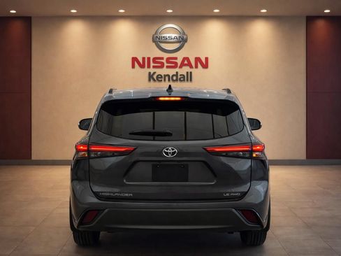Used 2022 Toyota Highlander LE AWD/4WD image 7