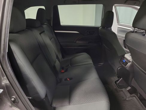 Used 2019 Toyota Highlander LE FWD image 22