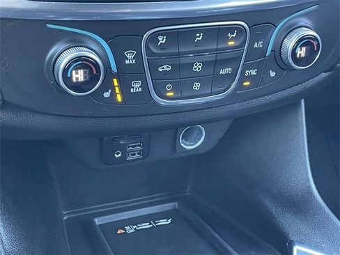 Used 2023 Chevrolet Traverse RS image 38