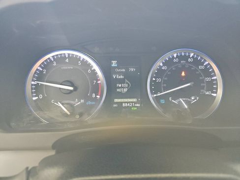 Used 2019 Toyota Highlander XLE w/ Carpet Mat Package (TMS) AWD/4WD image 10