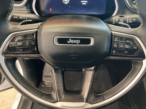 Used 2023 Jeep Grand Cherokee Limited w/ Luxury Tech Group II image 15