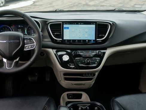 Used 2024 Chrysler Pacifica Touring-L image 12