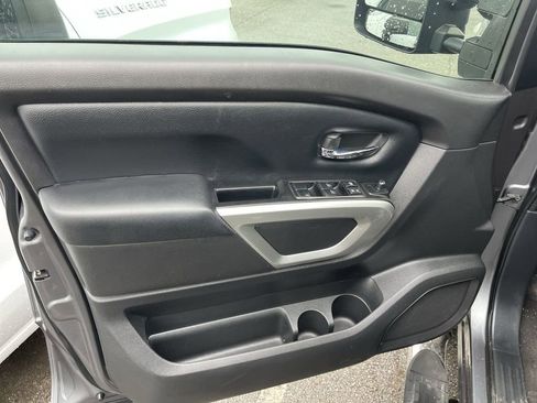 Used 2017 Nissan Titan SV image 4