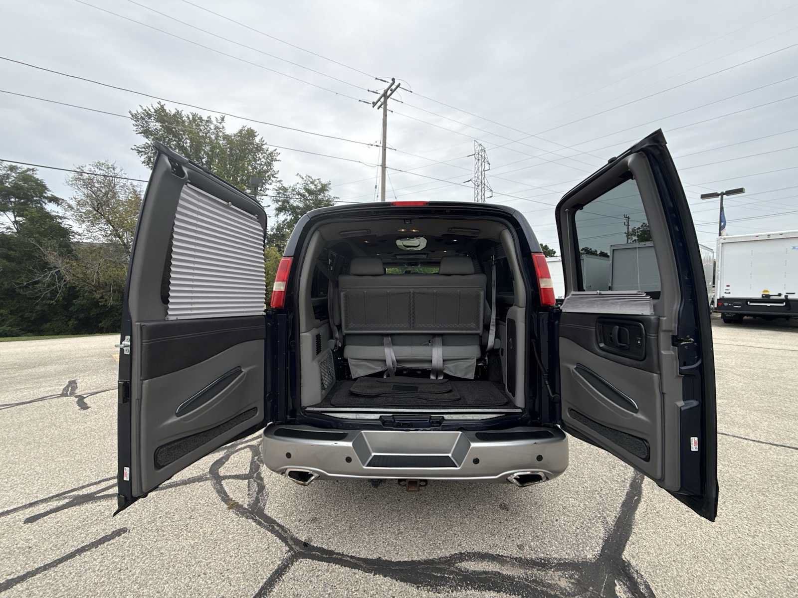 Used 2015 Chevrolet Express 2500 RWD image 24