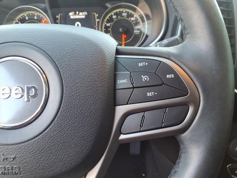 Used 2019 Jeep Cherokee Latitude Plus w/ Comfort/Convenience Group image 19