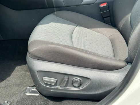 Used 2025 Toyota RAV4 XLE AWD/4WD image 19