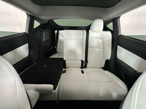 Used 2022 Tesla Model Y Long Range image 4