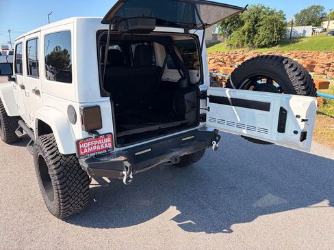 Used 2014 Jeep Wrangler Unlimited Sahara w/ Connectivity Group AWD/4WD image 9