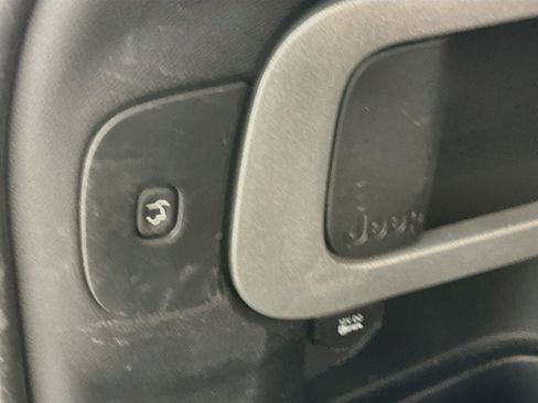 Used 2015 Jeep Cherokee Latitude w/ Comfort/Convenience Group AWD/4WD image 30