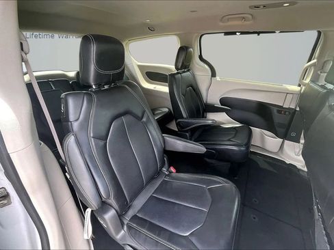 Used 2024 Chrysler Pacifica Touring-L FWD image 30