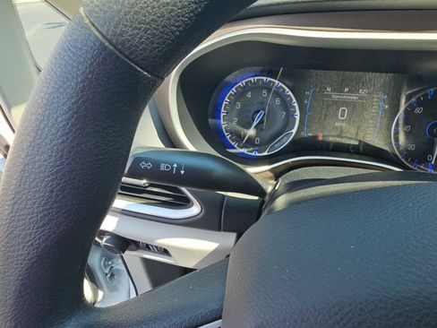 Used 2017 Chrysler Pacifica LX FWD image 14