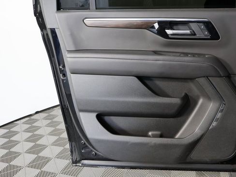 Used 2025 Chevrolet Suburban LT RWD image 12