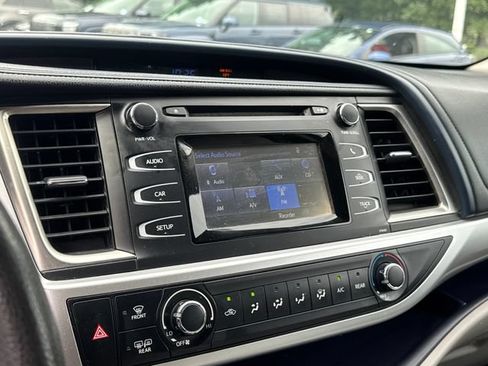 Used 2015 Toyota Highlander LE FWD image 20