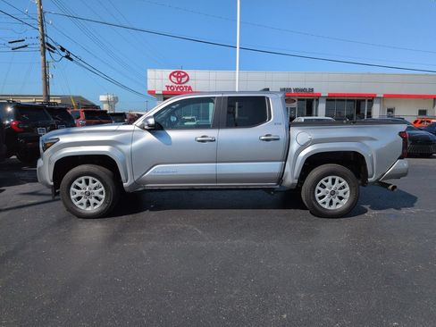 Used 2025 Toyota Tacoma SR5 AWD/4WD image 2