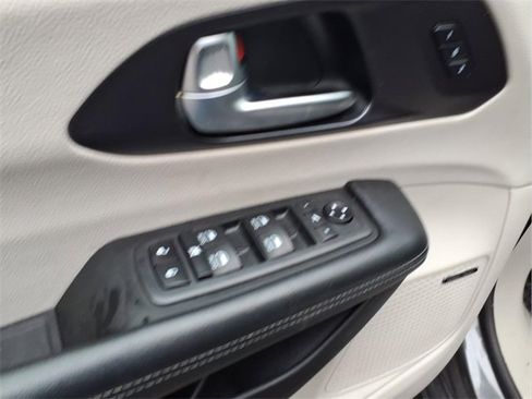 Used 2020 Chrysler Pacifica Limited w/ Advanced Safetytec Group image 13