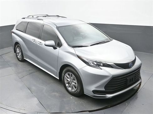 Used 2025 Toyota Sienna LE image 13