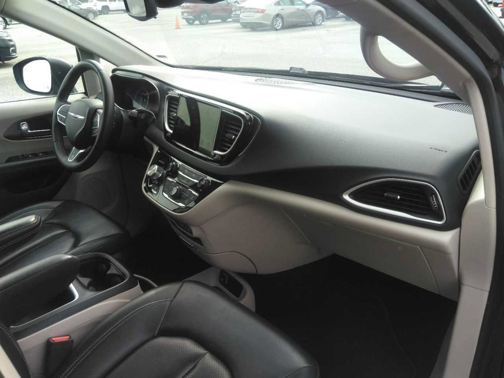 Used 2023 Chrysler Pacifica Touring-L FWD image 2