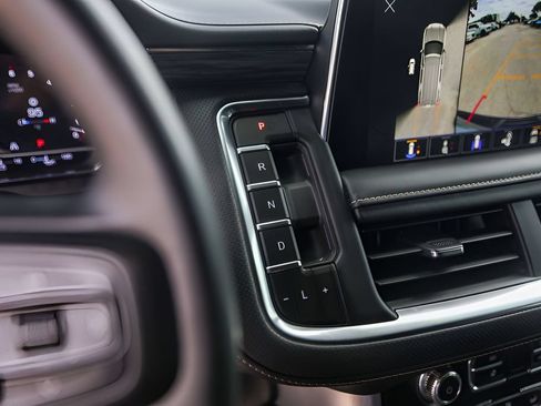 Used 2023 GMC Yukon SLT w/ SLT Luxury Package RWD image 18