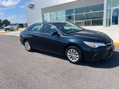 Used 2016 Toyota Camry LE FWD image 3