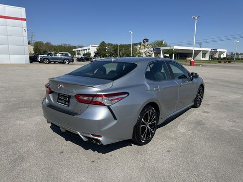 Certified 2020 Toyota Camry SE image 5