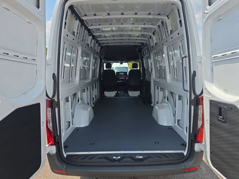 Used 2025 Mercedes-Benz Sprinter 2500 image 27