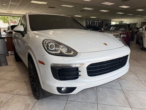 Used 2017 Porsche Cayenne AWD/4WD image 2