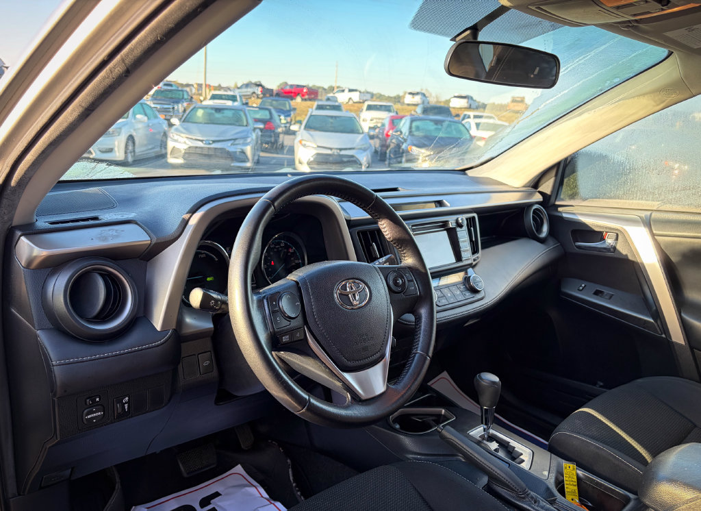 Used 2016 Toyota RAV4 XLE AWD/4WD image 2