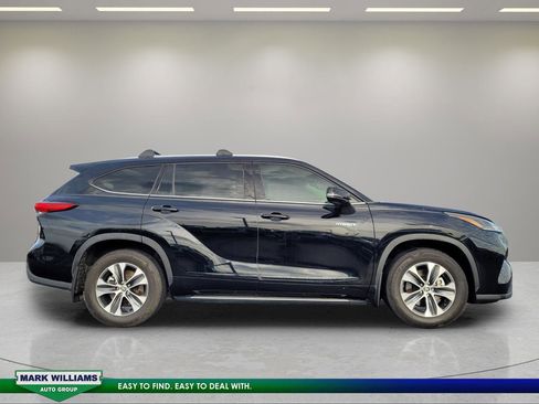 Used 2021 Toyota Highlander XLE FWD image 2